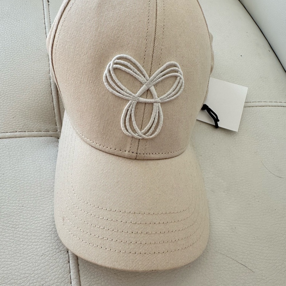 Hat aritzia beige/ cream color